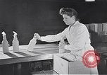 Standbild Flasche Schnaps Vereinigtes Königreich, 1950, aus Sekunde 34 historischem Filmmaterial Videoclip 65675032848