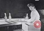 Standbild Flasche Schnaps Vereinigtes Königreich, 1950, aus Sekunde 35 historischem Filmmaterial Videoclip 65675032848