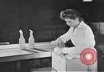 Standbild Flasche Schnaps Vereinigtes Königreich, 1950, aus Sekunde 36 historischem Filmmaterial Videoclip 65675032848