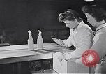 Standbild Flasche Schnaps Vereinigtes Königreich, 1950, aus Sekunde 37 historischem Filmmaterial Videoclip 65675032848