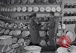 Immagine di Enamelware Scotland Regno Unito, 1950, secondo 7 filmato di repertorio 65675032851