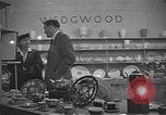 Immagine di Enamelware Scotland Regno Unito, 1950, secondo 8 filmato di repertorio 65675032851