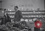 Immagine di Enamelware Scotland Regno Unito, 1950, secondo 11 filmato di repertorio 65675032851