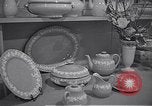 Immagine di Enamelware Scotland Regno Unito, 1950, secondo 14 filmato di repertorio 65675032851