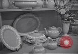 Immagine di Enamelware Scotland Regno Unito, 1950, secondo 15 filmato di repertorio 65675032851