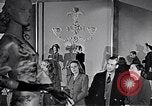 Standbild Ausstellung London England Vereinigtes Königreich, 1950, aus Sekunde 48 historischem Filmmaterial Videoclip 65675032855