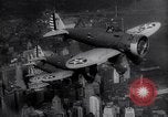 Standbild P-26 Peashooter New York City USA, 1938, aus Sekunde 56 historischem Filmmaterial Videoclip 65675032870