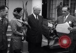 Immagine di Harmon Trophy Washington DC White House USA, 1954, secondo 30 filmato di repertorio 65675032887
