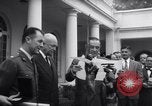 Immagine di Harmon Trophy Washington DC White House USA, 1954, secondo 47 filmato di repertorio 65675032887