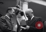 Immagine di Harmon Trophy Washington DC White House USA, 1954, secondo 57 filmato di repertorio 65675032887