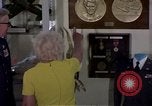 Standbild Memorabilia United States USA, 1975, aus Sekunde 9 historischem Filmmaterial Videoclip 65675032906
