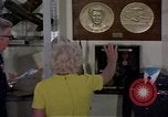 Standbild Memorabilia United States USA, 1975, aus Sekunde 10 historischem Filmmaterial Videoclip 65675032906