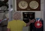 Standbild Memorabilia United States USA, 1975, aus Sekunde 11 historischem Filmmaterial Videoclip 65675032906