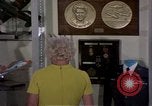 Standbild Memorabilia United States USA, 1975, aus Sekunde 13 historischem Filmmaterial Videoclip 65675032906
