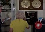 Standbild Memorabilia United States USA, 1975, aus Sekunde 14 historischem Filmmaterial Videoclip 65675032906