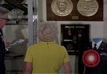 Standbild Memorabilia United States USA, 1975, aus Sekunde 15 historischem Filmmaterial Videoclip 65675032906