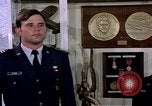 Standbild Cadet Wing Commander Jack Catton United States USA, 1975, aus Sekunde 10 historischem Filmmaterial Videoclip 65675032908