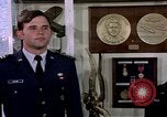 Standbild Cadet Wing Commander Jack Catton United States USA, 1975, aus Sekunde 11 historischem Filmmaterial Videoclip 65675032908