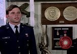 Standbild Cadet Wing Commander Jack Catton United States USA, 1975, aus Sekunde 16 historischem Filmmaterial Videoclip 65675032908