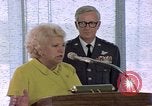 Standbild Pilotin Jacqueline Cochran United States USA, 1975, aus Sekunde 61 historischem Filmmaterial Videoclip 65675032914