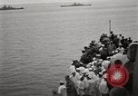 Standbild General MacArthur und Admiral Nimitz bereit zu unterzeichnen Vertrag mit Japan Tokyo Bay Japan, 1945, aus Sekunde 8 historischem Filmmaterial Videoclip 65675032938