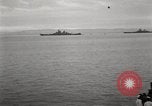 Standbild General MacArthur und Admiral Nimitz bereit zu unterzeichnen Vertrag mit Japan Tokyo Bay Japan, 1945, aus Sekunde 12 historischem Filmmaterial Videoclip 65675032938