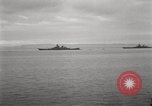 Standbild General MacArthur und Admiral Nimitz bereit zu unterzeichnen Vertrag mit Japan Tokyo Bay Japan, 1945, aus Sekunde 15 historischem Filmmaterial Videoclip 65675032938