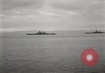 Standbild General MacArthur und Admiral Nimitz bereit zu unterzeichnen Vertrag mit Japan Tokyo Bay Japan, 1945, aus Sekunde 16 historischem Filmmaterial Videoclip 65675032938