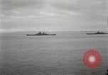 Standbild General MacArthur und Admiral Nimitz bereit zu unterzeichnen Vertrag mit Japan Tokyo Bay Japan, 1945, aus Sekunde 17 historischem Filmmaterial Videoclip 65675032938