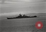 Standbild General MacArthur und Admiral Nimitz bereit zu unterzeichnen Vertrag mit Japan Tokyo Bay Japan, 1945, aus Sekunde 26 historischem Filmmaterial Videoclip 65675032938
