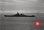 Standbild General MacArthur und Admiral Nimitz bereit zu unterzeichnen Vertrag mit Japan Tokyo Bay Japan, 1945, aus Sekunde 27 historischem Filmmaterial Videoclip 65675032938