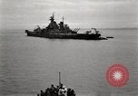 Standbild General MacArthur und Admiral Nimitz bereit zu unterzeichnen Vertrag mit Japan Tokyo Bay Japan, 1945, aus Sekunde 33 historischem Filmmaterial Videoclip 65675032938