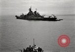 Standbild General MacArthur und Admiral Nimitz bereit zu unterzeichnen Vertrag mit Japan Tokyo Bay Japan, 1945, aus Sekunde 34 historischem Filmmaterial Videoclip 65675032938