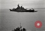 Standbild General MacArthur und Admiral Nimitz bereit zu unterzeichnen Vertrag mit Japan Tokyo Bay Japan, 1945, aus Sekunde 35 historischem Filmmaterial Videoclip 65675032938