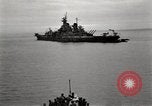 Standbild General MacArthur und Admiral Nimitz bereit zu unterzeichnen Vertrag mit Japan Tokyo Bay Japan, 1945, aus Sekunde 36 historischem Filmmaterial Videoclip 65675032938