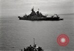 Standbild General MacArthur und Admiral Nimitz bereit zu unterzeichnen Vertrag mit Japan Tokyo Bay Japan, 1945, aus Sekunde 37 historischem Filmmaterial Videoclip 65675032938