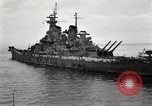 Standbild General MacArthur und Admiral Nimitz bereit zu unterzeichnen Vertrag mit Japan Tokyo Bay Japan, 1945, aus Sekunde 39 historischem Filmmaterial Videoclip 65675032938