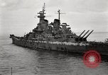Standbild General MacArthur und Admiral Nimitz bereit zu unterzeichnen Vertrag mit Japan Tokyo Bay Japan, 1945, aus Sekunde 42 historischem Filmmaterial Videoclip 65675032938