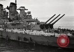 Standbild General MacArthur und Admiral Nimitz bereit zu unterzeichnen Vertrag mit Japan Tokyo Bay Japan, 1945, aus Sekunde 44 historischem Filmmaterial Videoclip 65675032938