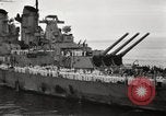 Standbild General MacArthur und Admiral Nimitz bereit zu unterzeichnen Vertrag mit Japan Tokyo Bay Japan, 1945, aus Sekunde 45 historischem Filmmaterial Videoclip 65675032938