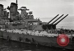 Standbild General MacArthur und Admiral Nimitz bereit zu unterzeichnen Vertrag mit Japan Tokyo Bay Japan, 1945, aus Sekunde 46 historischem Filmmaterial Videoclip 65675032938