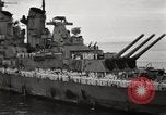 Standbild General MacArthur und Admiral Nimitz bereit zu unterzeichnen Vertrag mit Japan Tokyo Bay Japan, 1945, aus Sekunde 48 historischem Filmmaterial Videoclip 65675032938