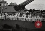 Standbild General MacArthur und Admiral Nimitz bereit zu unterzeichnen Vertrag mit Japan Tokyo Bay Japan, 1945, aus Sekunde 50 historischem Filmmaterial Videoclip 65675032938