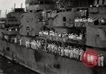Standbild General MacArthur und Admiral Nimitz bereit zu unterzeichnen Vertrag mit Japan Tokyo Bay Japan, 1945, aus Sekunde 56 historischem Filmmaterial Videoclip 65675032938