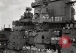 Standbild General MacArthur und Admiral Nimitz bereit zu unterzeichnen Vertrag mit Japan Tokyo Bay Japan, 1945, aus Sekunde 59 historischem Filmmaterial Videoclip 65675032938