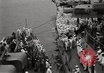 Standbild General MacArthur und Admiral Nimitz bereit zu unterzeichnen Vertrag mit Japan Tokyo Bay Japan, 1945, aus Sekunde 60 historischem Filmmaterial Videoclip 65675032938