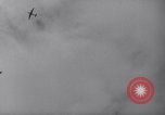 Standbild Friedensvertrag auf die USS Missouri Zweiten Weltkrieg beenden Tokyo Bay Japan, 1945, aus Sekunde 18 historischem Filmmaterial Videoclip 65675032941