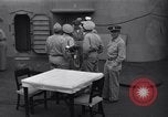 Standbild Friedensvertrag auf die USS Missouri Zweiten Weltkrieg beenden Tokyo Bay Japan, 1945, aus Sekunde 43 historischem Filmmaterial Videoclip 65675032941