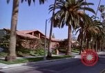 Immagine di Palm strada alberata nel quartiere Los Angeles California USA, 1976, secondo 8 filmato di repertorio 65675033263