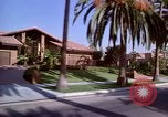 Immagine di Palm strada alberata nel quartiere Los Angeles California USA, 1976, secondo 10 filmato di repertorio 65675033263